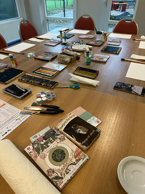 De spullen voor de workshop Tekentovenarij voor de Kunstnaobers liggen klaar